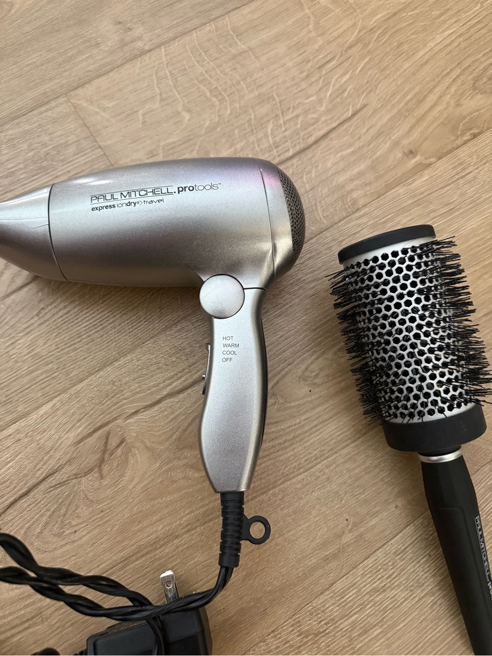 Paul Mitchell foldable, travel ion Blow dryer and large pro barrel round brush - Picture 6 of 10